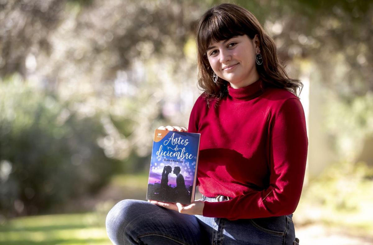 Joana Marcús ayer con su último libro publicado en papel, ‘Antes de diciembre’. | B. RAMON