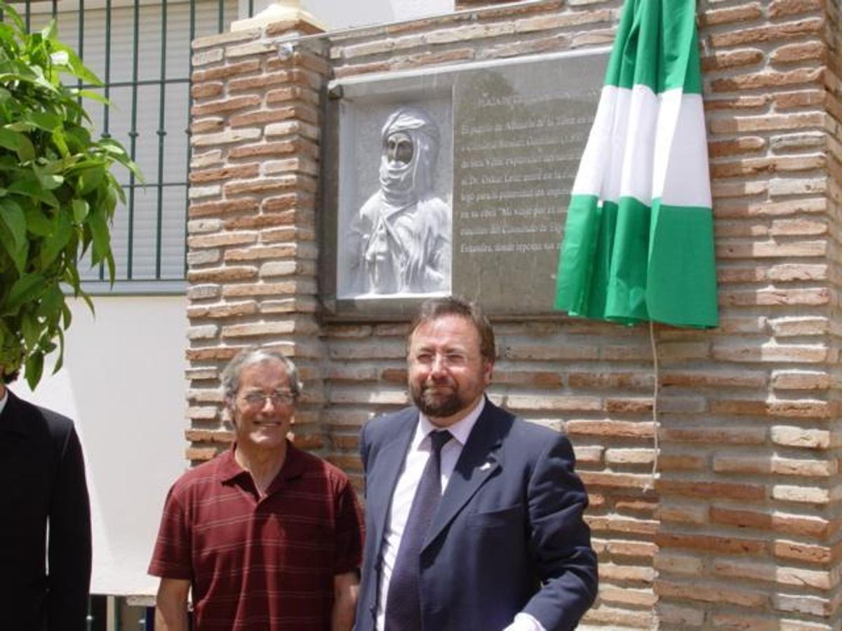 En mayo de 2005, el alcalde de Alhaurín de la Torre, Joaquín Villanova, acompañado de Rodolfo Kellner, bisnieto de Cristóbal Benítez González, inauguró una placa en recuerdo del explorador alhaurino, en la plaza que lleva su nombre desde 2002.