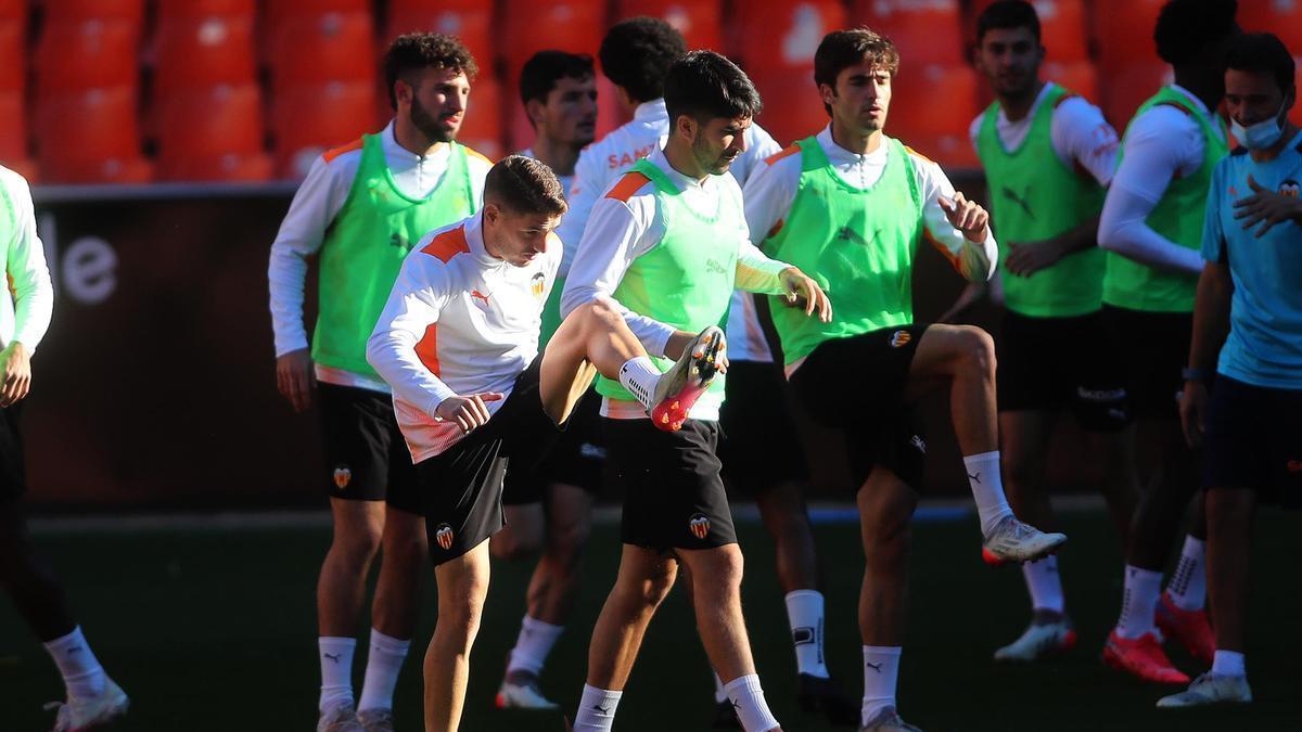 Los jugadores del Valencia, en el último entrenamiento previo al partido.