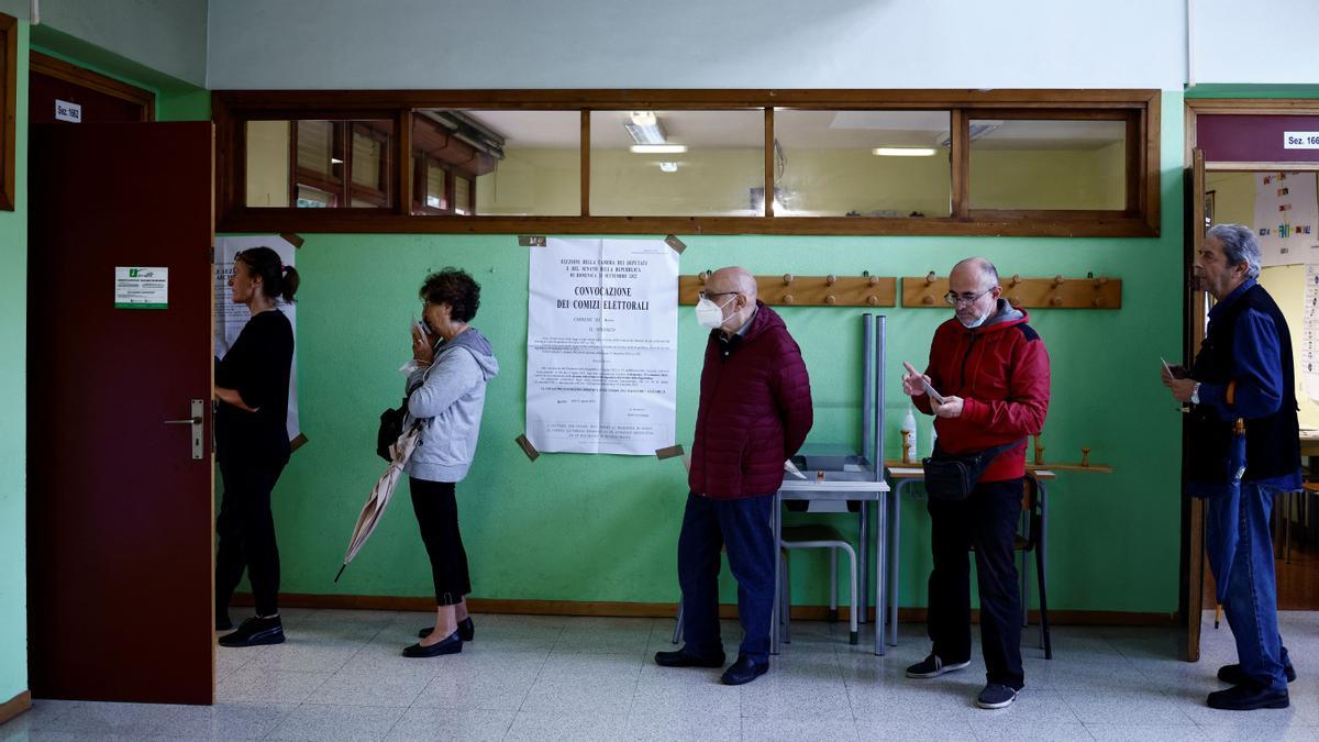 La gente hace cola para votar en un colegio electoral durante las elecciones anticipadas, en Roma, Italia , el 25 de septiembre de 2022.