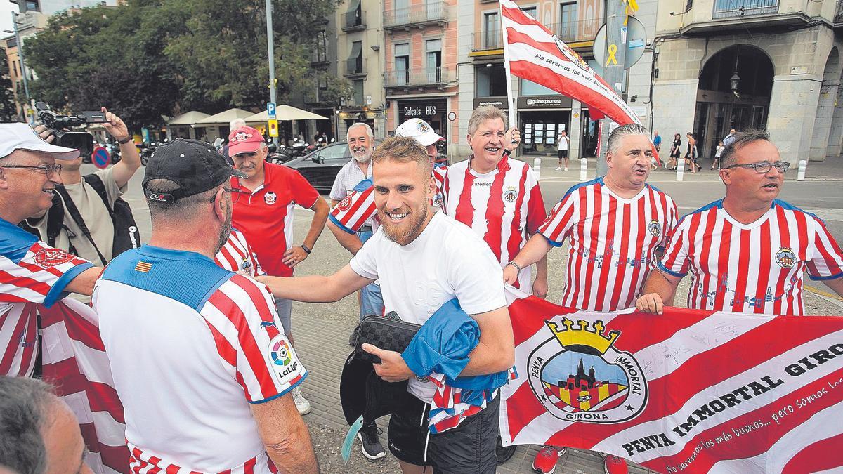 Samu Saiz saludant alguns aficionats del Girona pel carrer durant la temporada passada, la de l’ascens del club blanc-i-vermell a la Primera Divisió