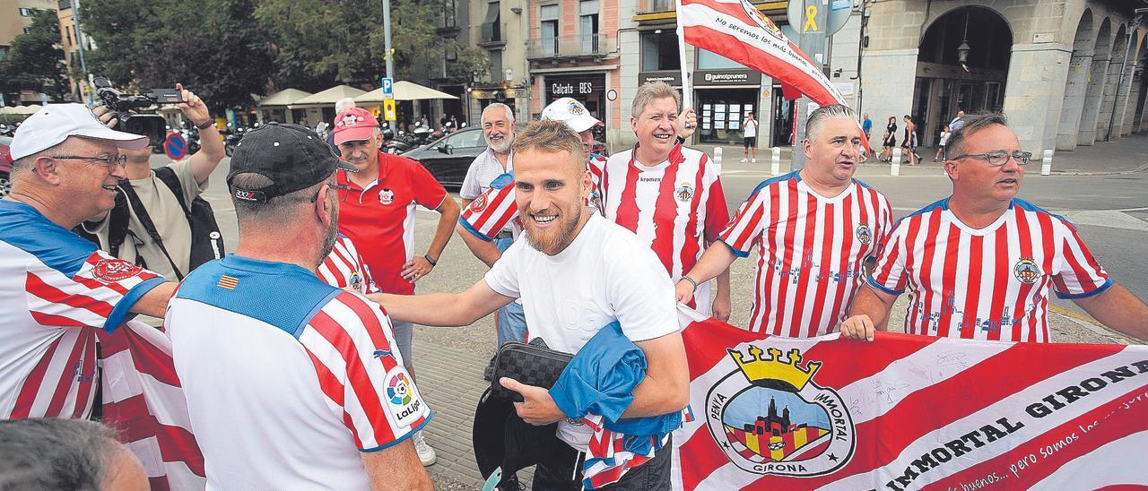 Samu Saiz saludant alguns aficionats del Girona pel carrer durant la temporada passada, la de l’ascens del club blanc-i-vermell a la Primera Divisió