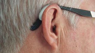 Solo el 5,7% de los mayores que podrían oír mejor con un implante coclear tienen este dispositivo en España