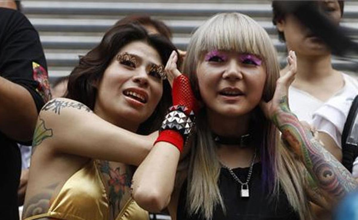 Diverses dones tatuades en una desfilada per promocionar la cultura del tatuatge al centre de Taipei, a la Xina.