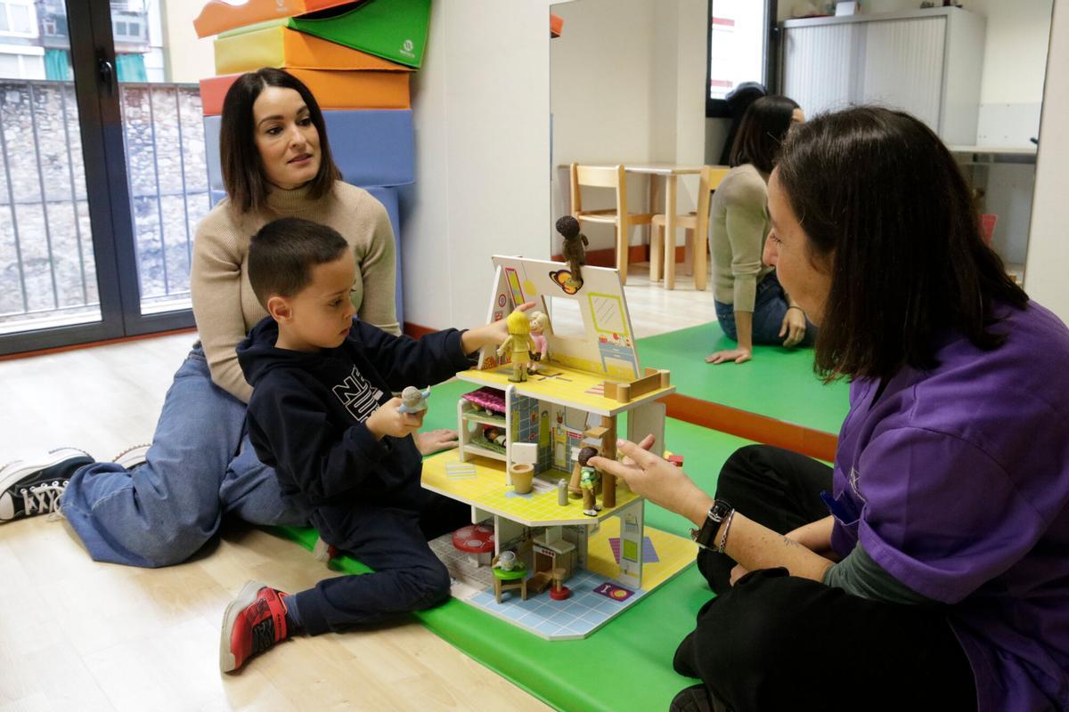 La Laura Masó, i el seu fill Kail, durant una visita al CDIAP de Salt