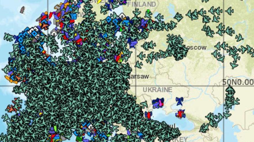 Imagen del tráfico aéreo en tiempo real sobre Ucrania y el este de Europa