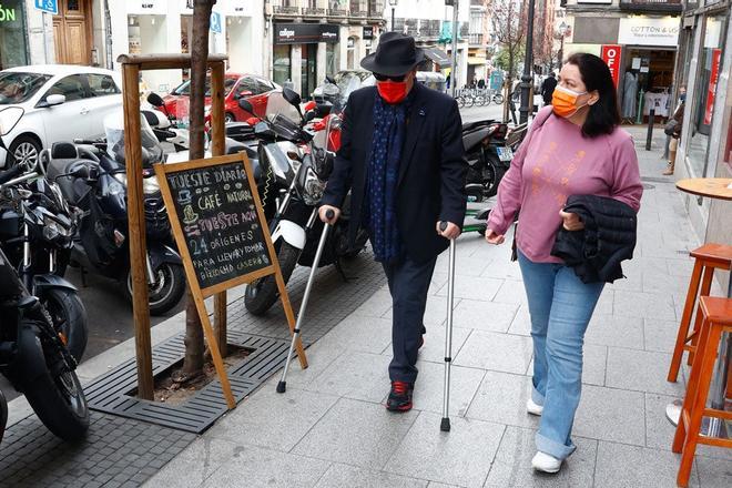 Antonio Resines y su mujer por la calle