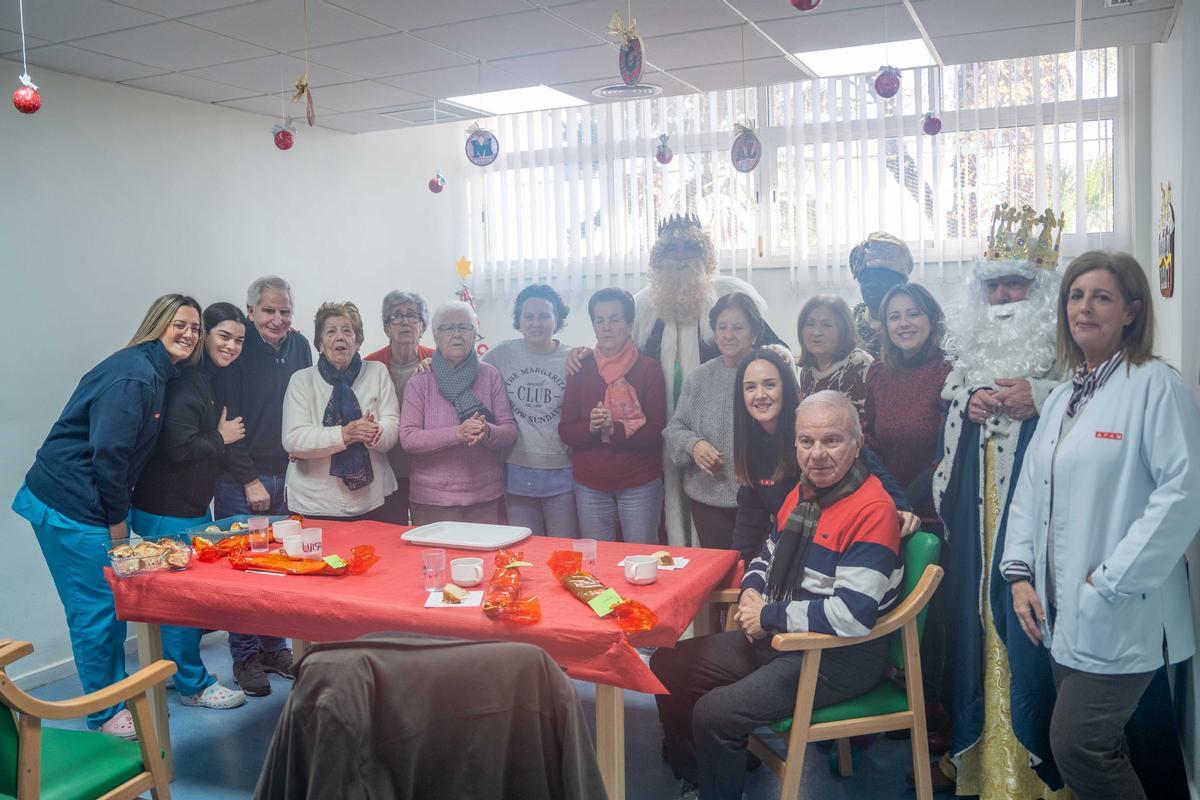 Los Reyes Magos visitan a los mayores de la capital extremeña.