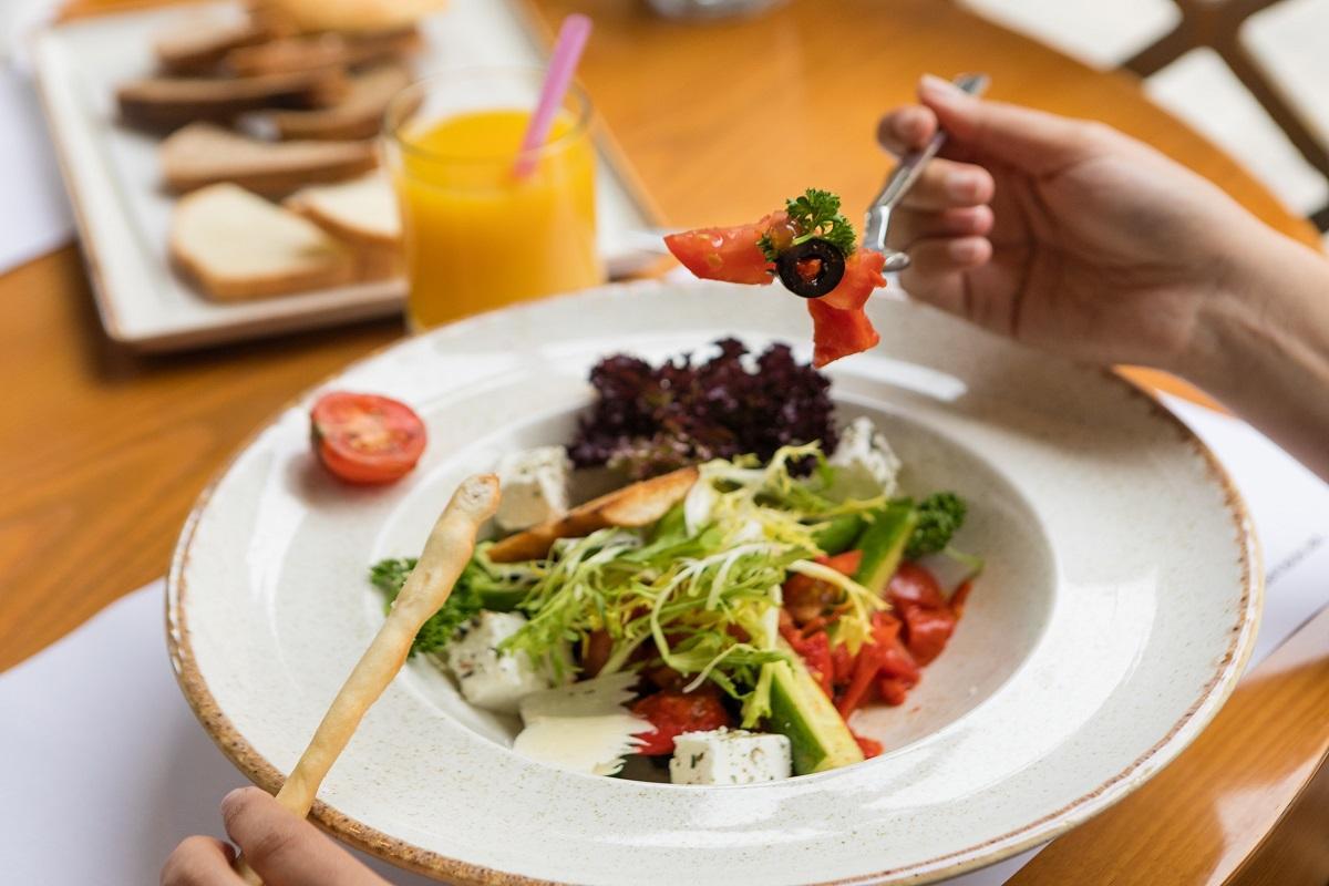 El 73% de las mujeres siguen la recomendación de tomar frutas y verduras.