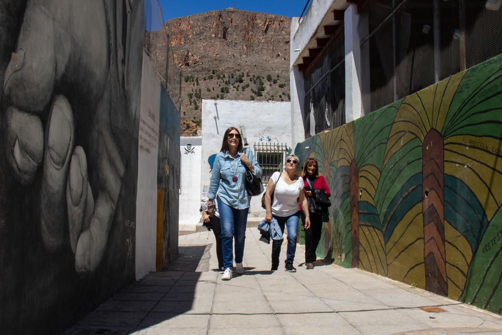 Más de doscientos murales con imágenes y poesías que recuerdan a la figura del poeta oriolano Miguel Hernández en el barrio de San isidro de Orihuela en un museo urbano que este fin de semana cuenta a