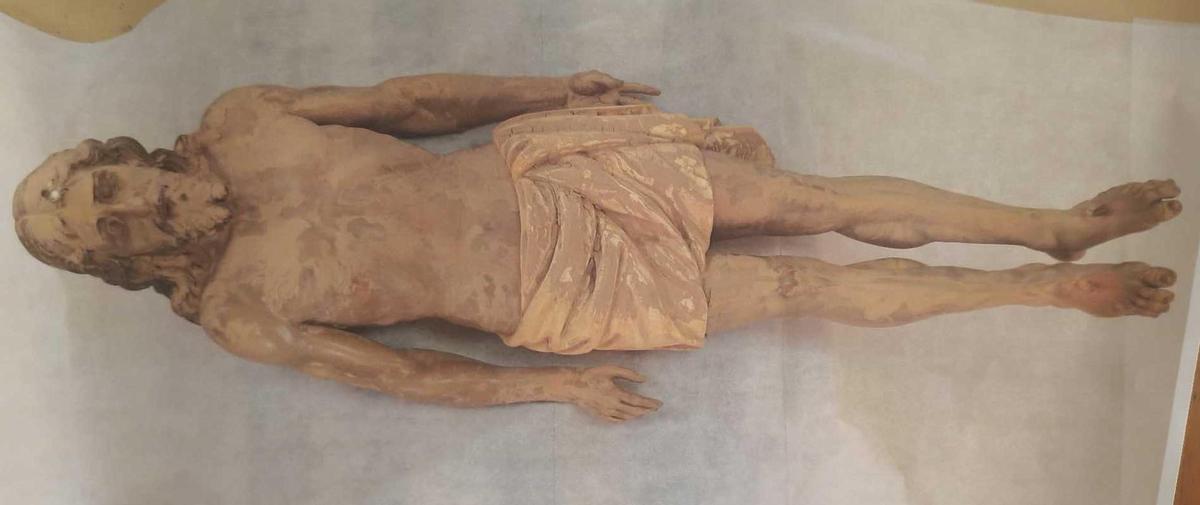 Imagen del Cristo Yacente de Paiporta llena de barro , tal y como llegó al IVCRI.