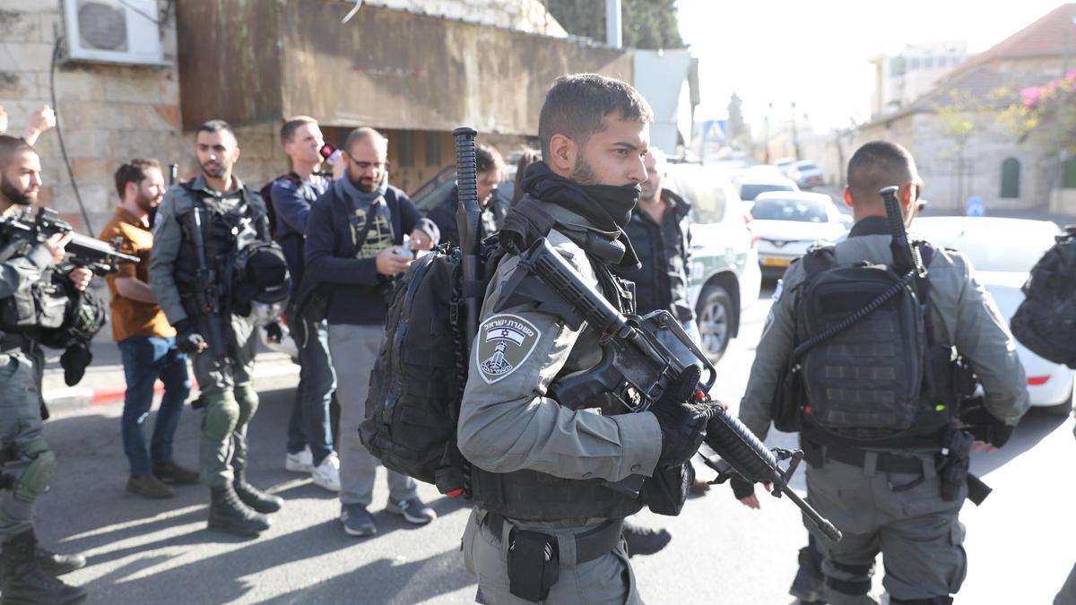 Un guardia de la policía israelí en el lugar de un ataque con arma blanca en el barrio de Sheikh Jarrah, en Jerusalén.