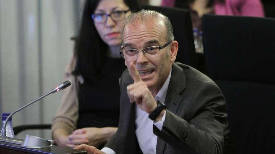 El edil de Economía y portavoz del gobierno José Ángel Vázquez Barquero, en un pleno. // Iñaki Osorio