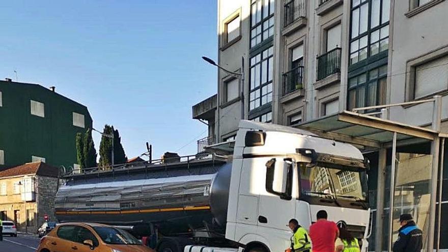 Colisión entre un turismo y un camión en Silleda.