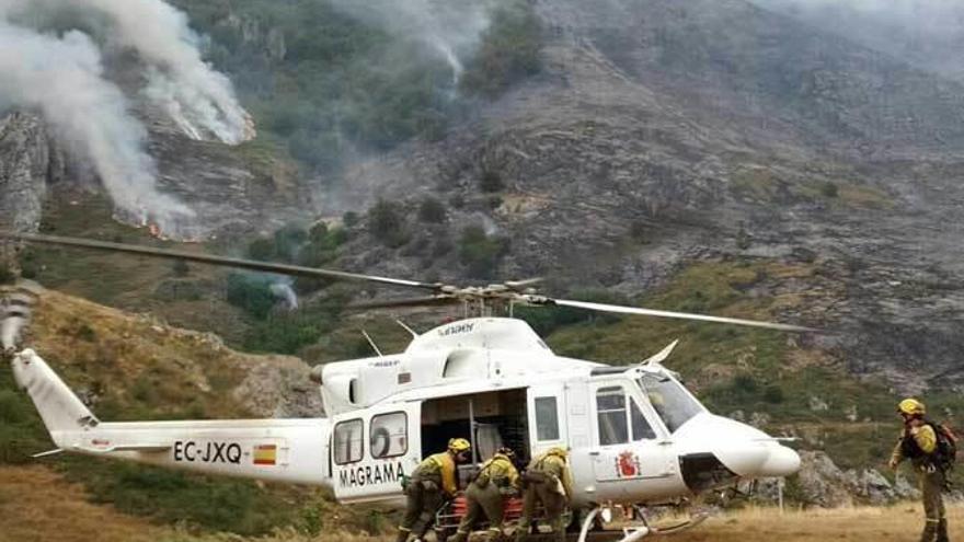 Miembros de la brigada de refuerzo de Lubia (Soria), en el incendio registrado en Villamanín, cerca de Pajares.