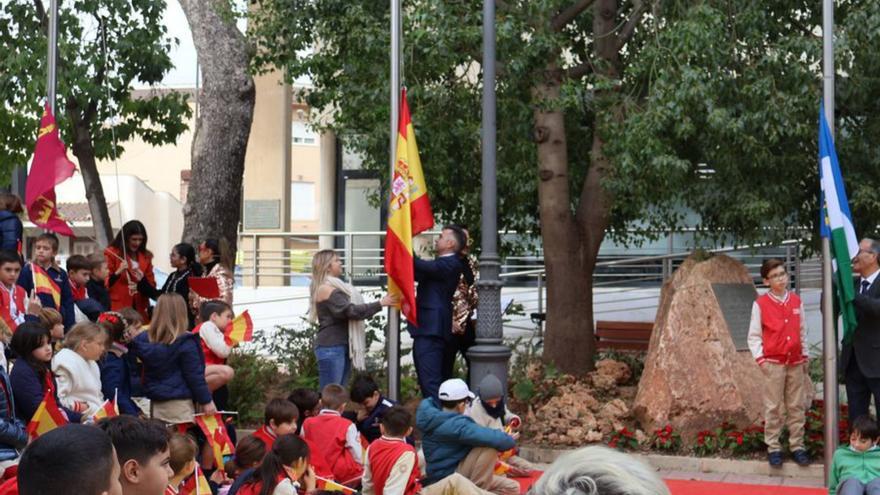 El izado de las banderas fue uno de los momentos más emotivos. | AYTO. SAN PEDRO DEL PINATAR