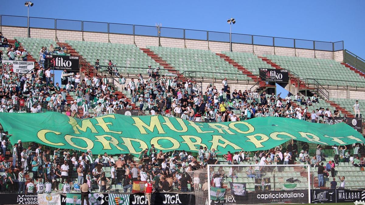 Afición cordobesista en el estadio Romano José Fouto de Mérida.