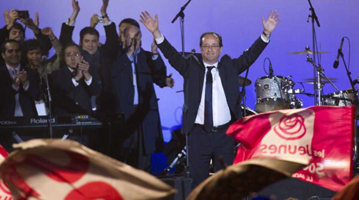 Milers de francesos celebren a la Bastilla la victòria d’Hollande