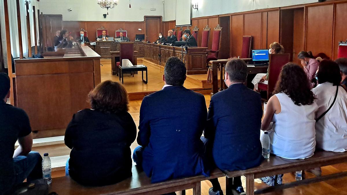 Los acusados en el banquillo de la Audiencia Provincial de Badajoz.