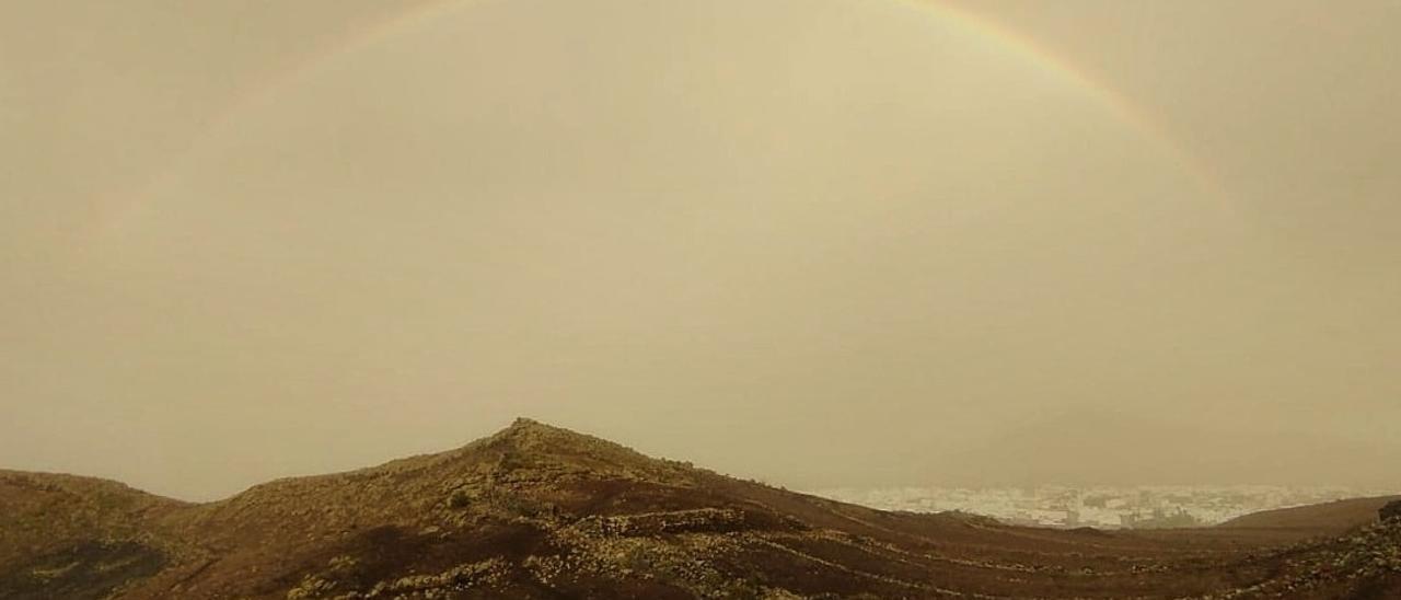 Un arcoíris, ayer, en medio de la calima en San Bartolomé (Lanzarote).