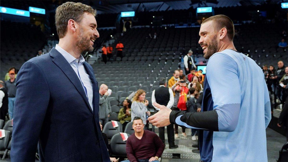 Los hermanos Gasol se saludan antes del partido