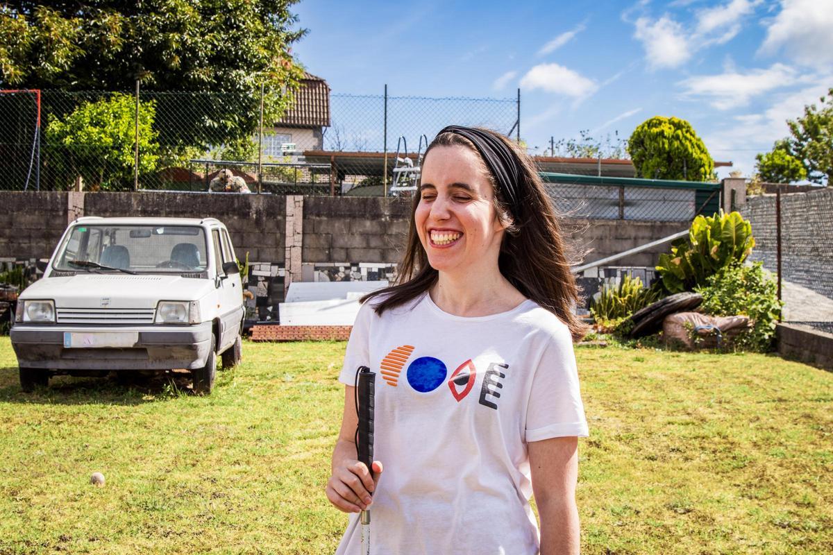 Lucía sonríe en el jardín de su casa.