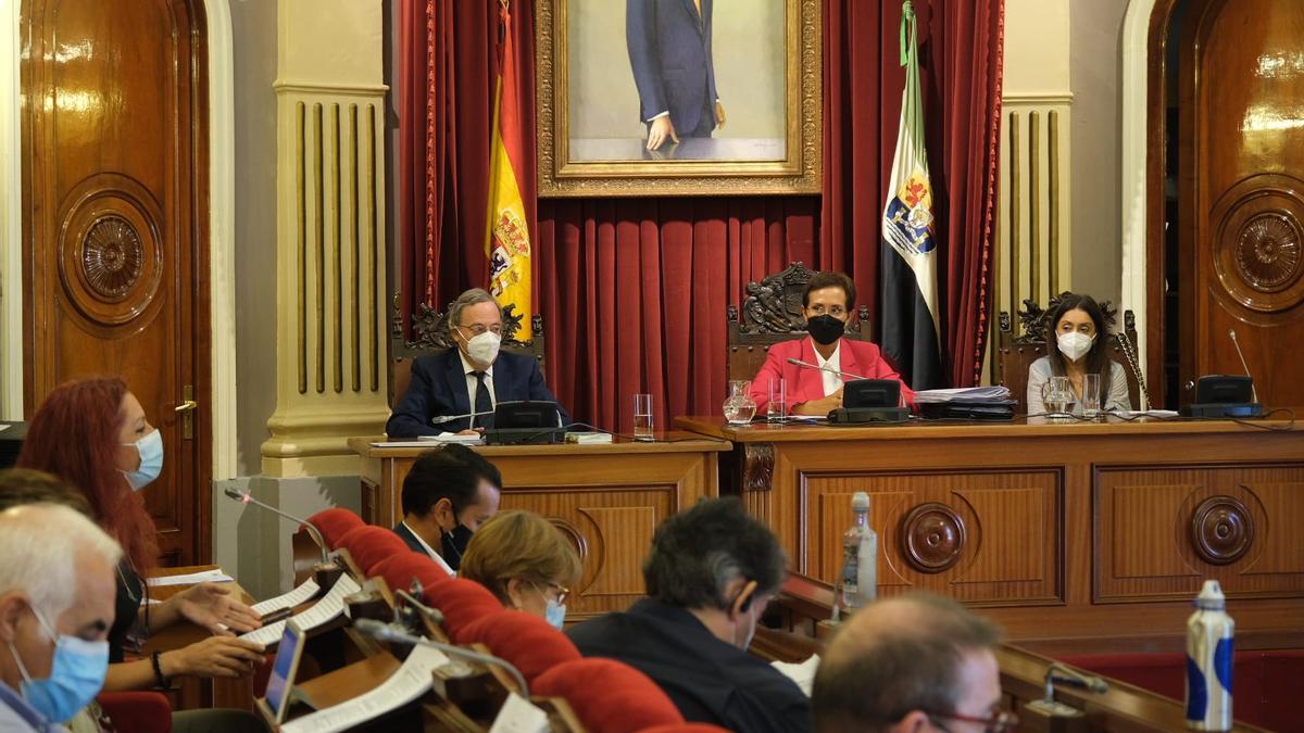 María José Solana preside el pleno ordinario del Ayuntamiento de Badajoz.