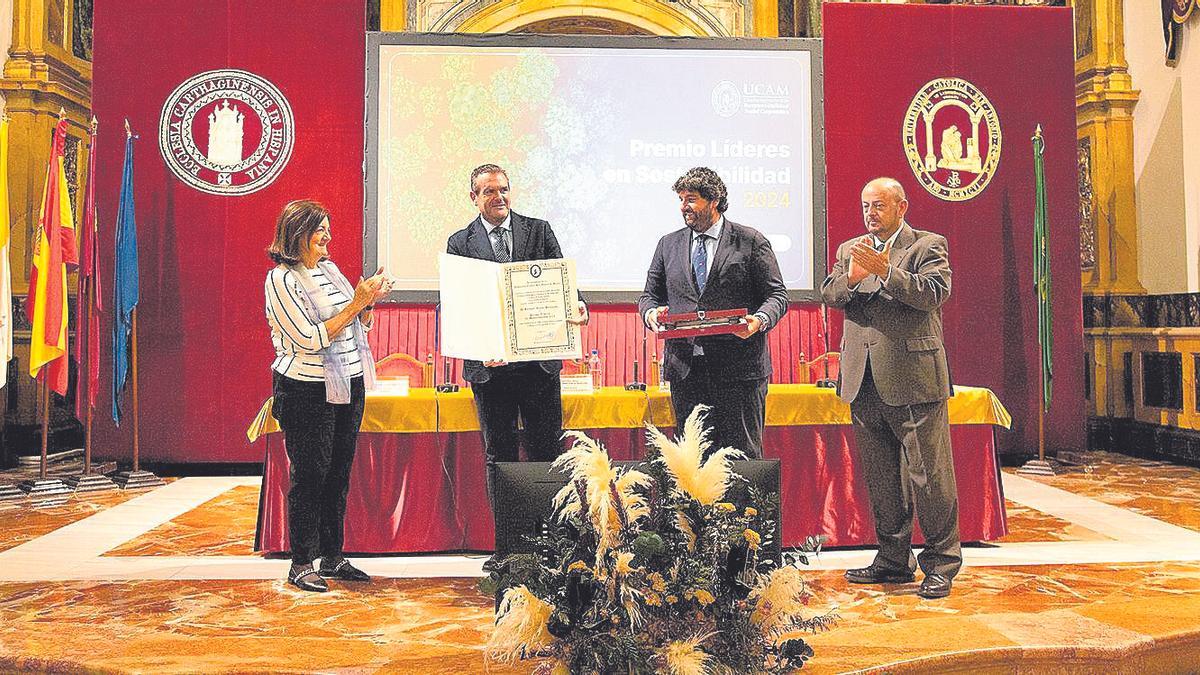 La UCAM concede el Premio Líderes al presidente de Hefame