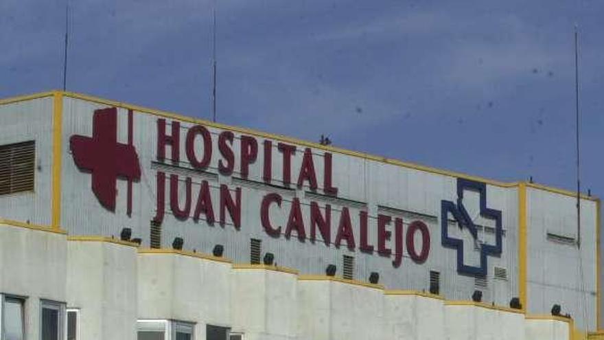Cartel, ya retirado, en el antiguo hospital Juan Canalejo. / víctor echave