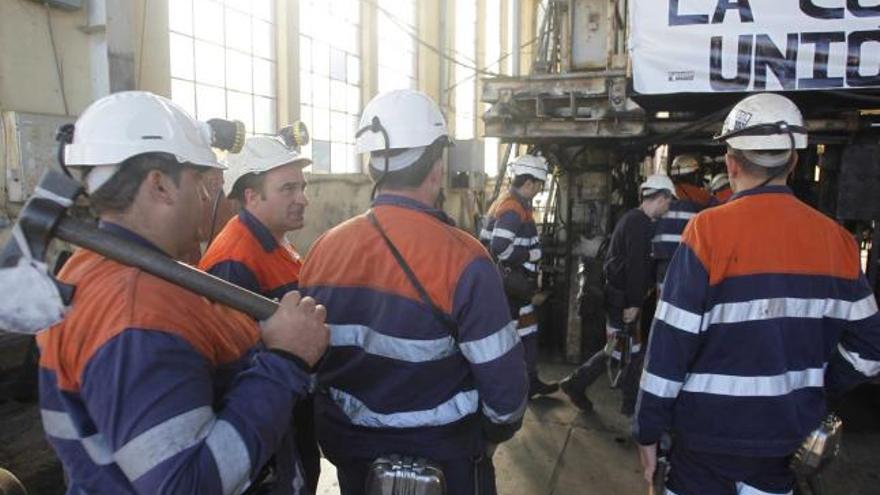 Mineros de Hunosa regresando a sus puestos en el pozo Candín tras concluir la huelga.