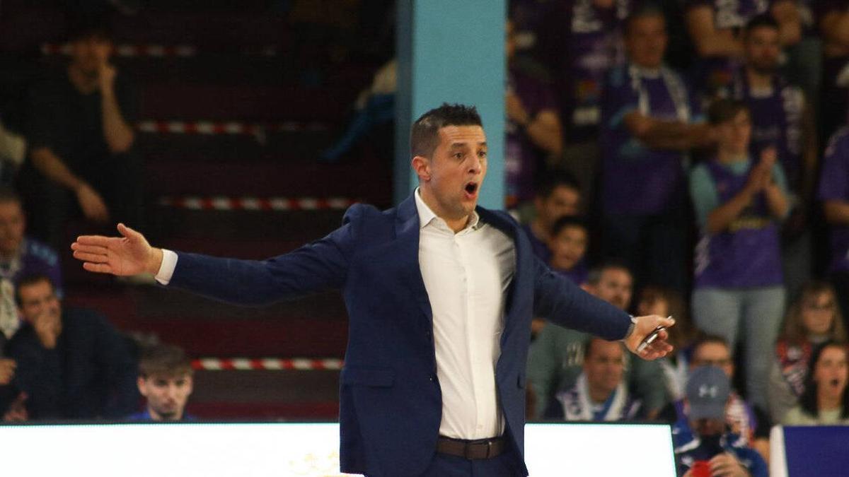 Saulo Hernández, técnico del Caja Rural CB Zamora, en el derbi ante Súper Agropal Palencia.