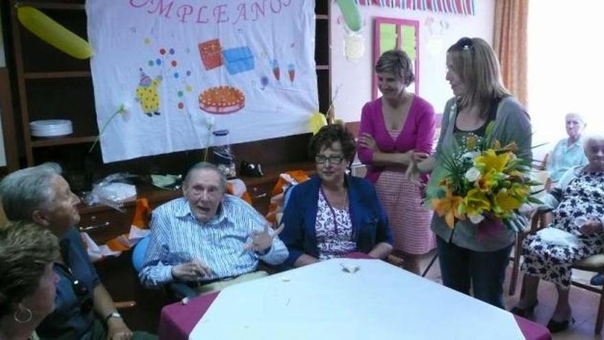 Luis Pagés, en el centro, en la celebración de su 106º cumpleaños, en 2011. / la opinión