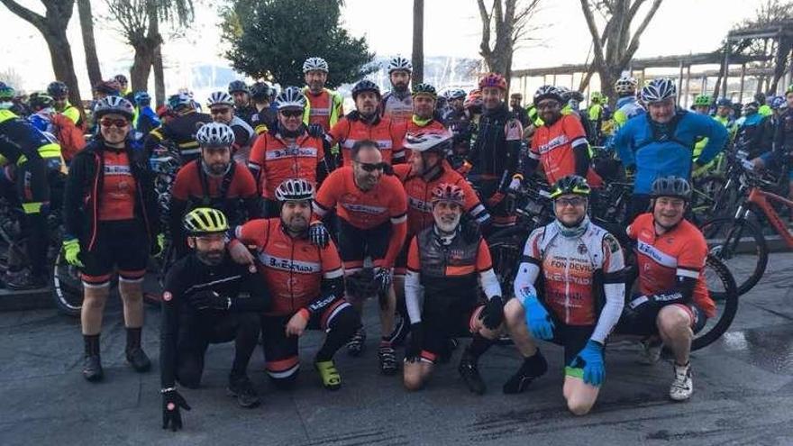 Equipo del Bikestrada participante en la Gran Bikedada de Vigo.