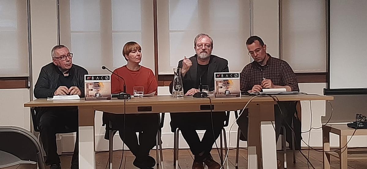 Por la izquierda, Miguel Álvarez Areces, Semíramis González, Antolín Sánchez Cuervo y José Manuel Iglesias, en el acto.