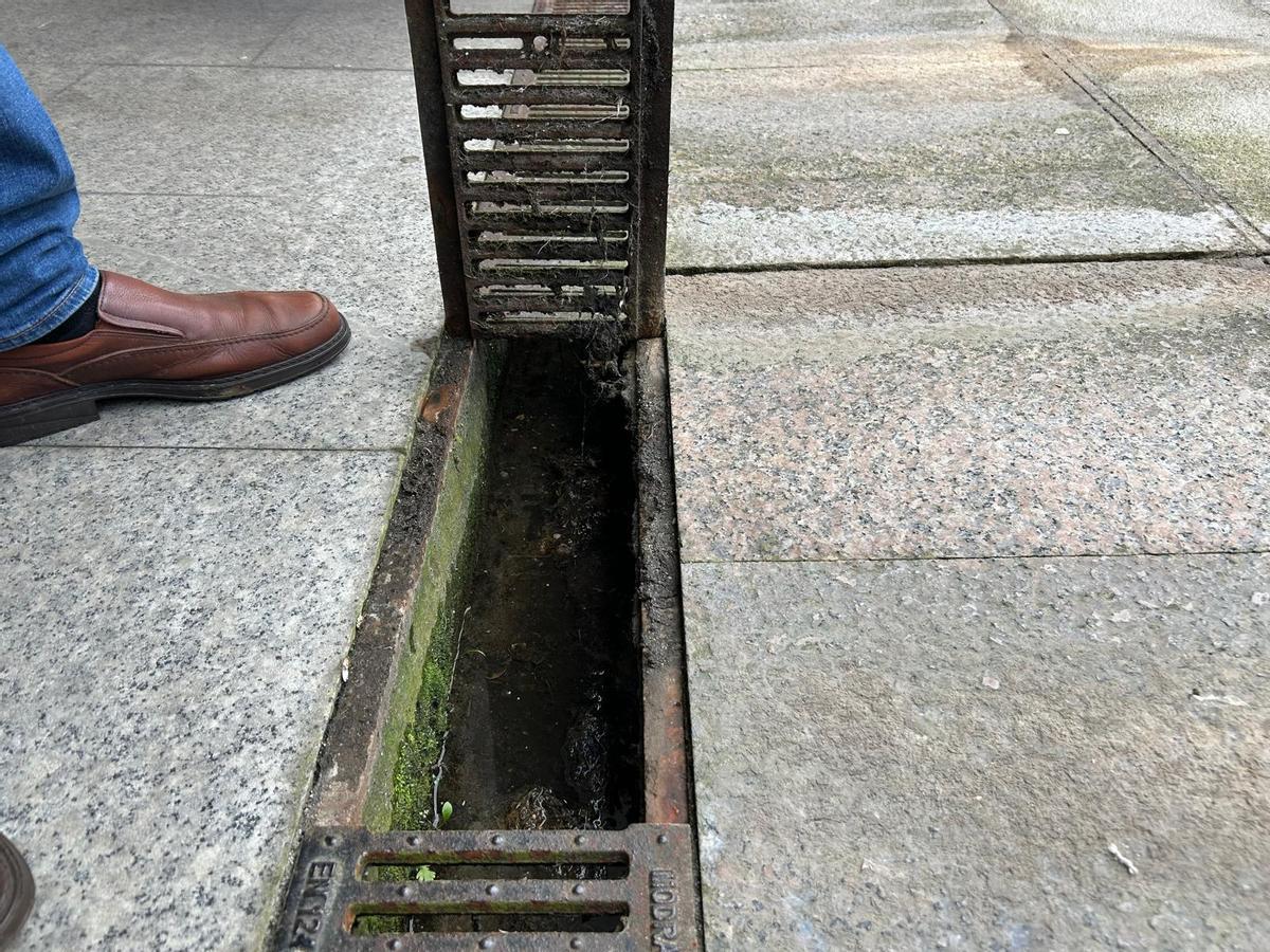 EN IMÁGENES: Quejas por inundaciones de vecinos de un portal de Pola de Siero