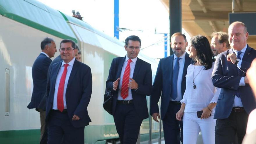 El ministro de Fomento, José Luis Ávalos, y el alcalde, Manuel Barón, junto a directivos de Renfe y Adif, se dirigen al tren AVE Antequera Granada.