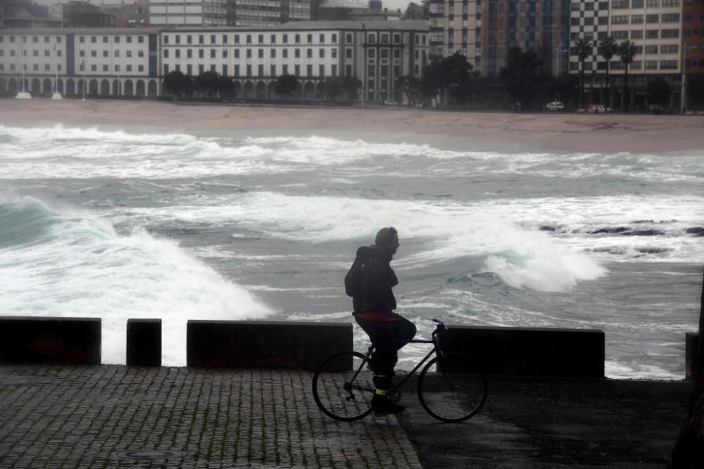 El viernes se activará la alerta roja por olas de hasta 8 metros.