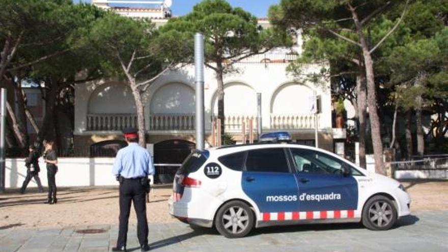 Mossos d&#039;Esquadra al davant del xalet de l&#039;empresari Jordi Comas