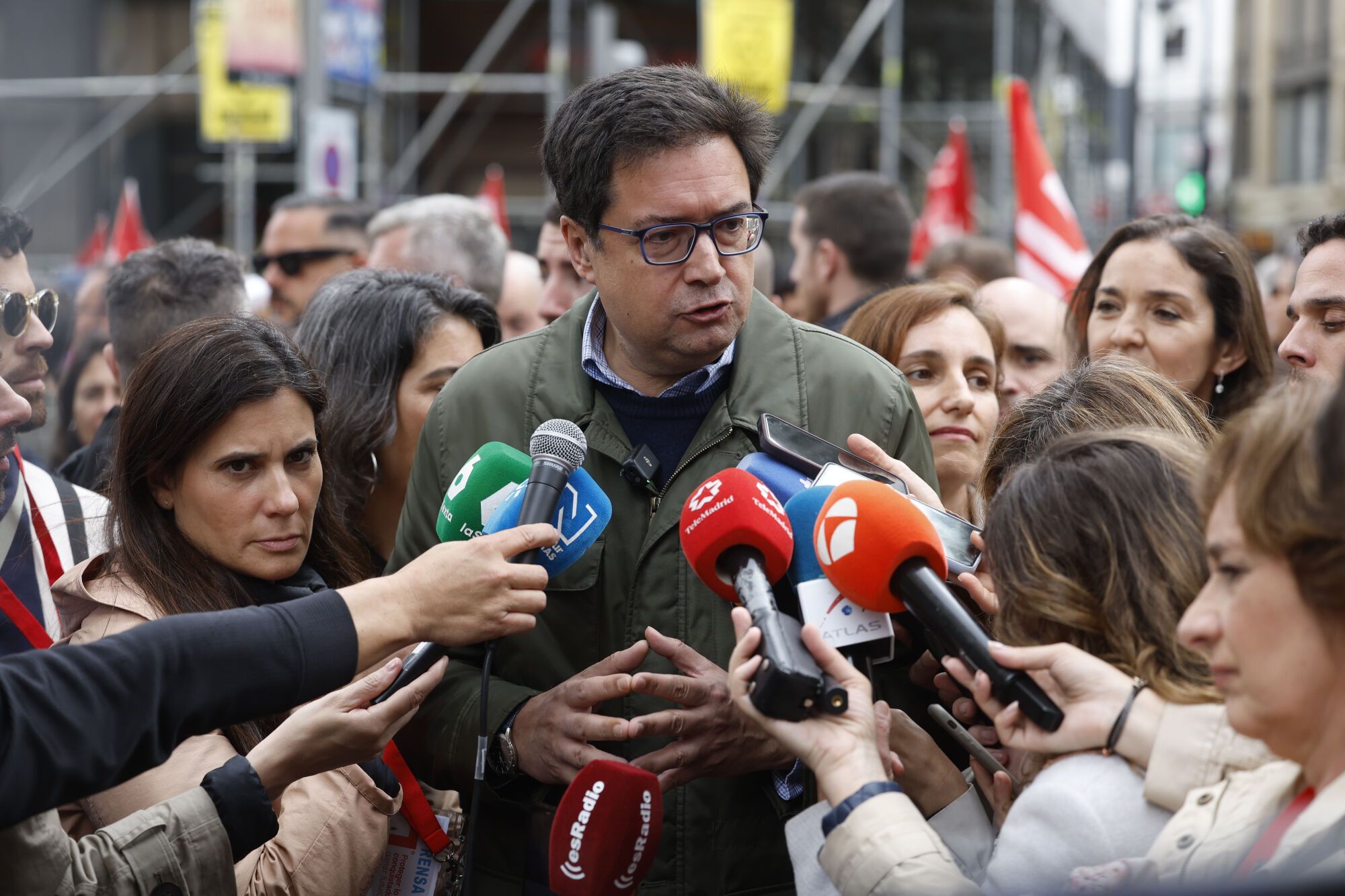 MADRID, 01/05/2025.-  El ministro de Transformación Digital, Óscar López, conversa con los periodistas antes del inicio de la manifestación del Primero de Mayo en Madrid, que este año lleva por lema "Proteger lo conquistado, ganar futuro". EFE/ Juan Carlos Hidalgo