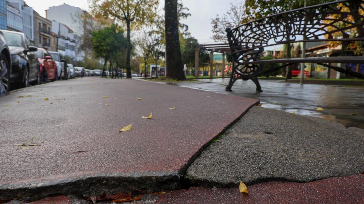 El carril bici está totalmente roto y levantado en varias zonas.