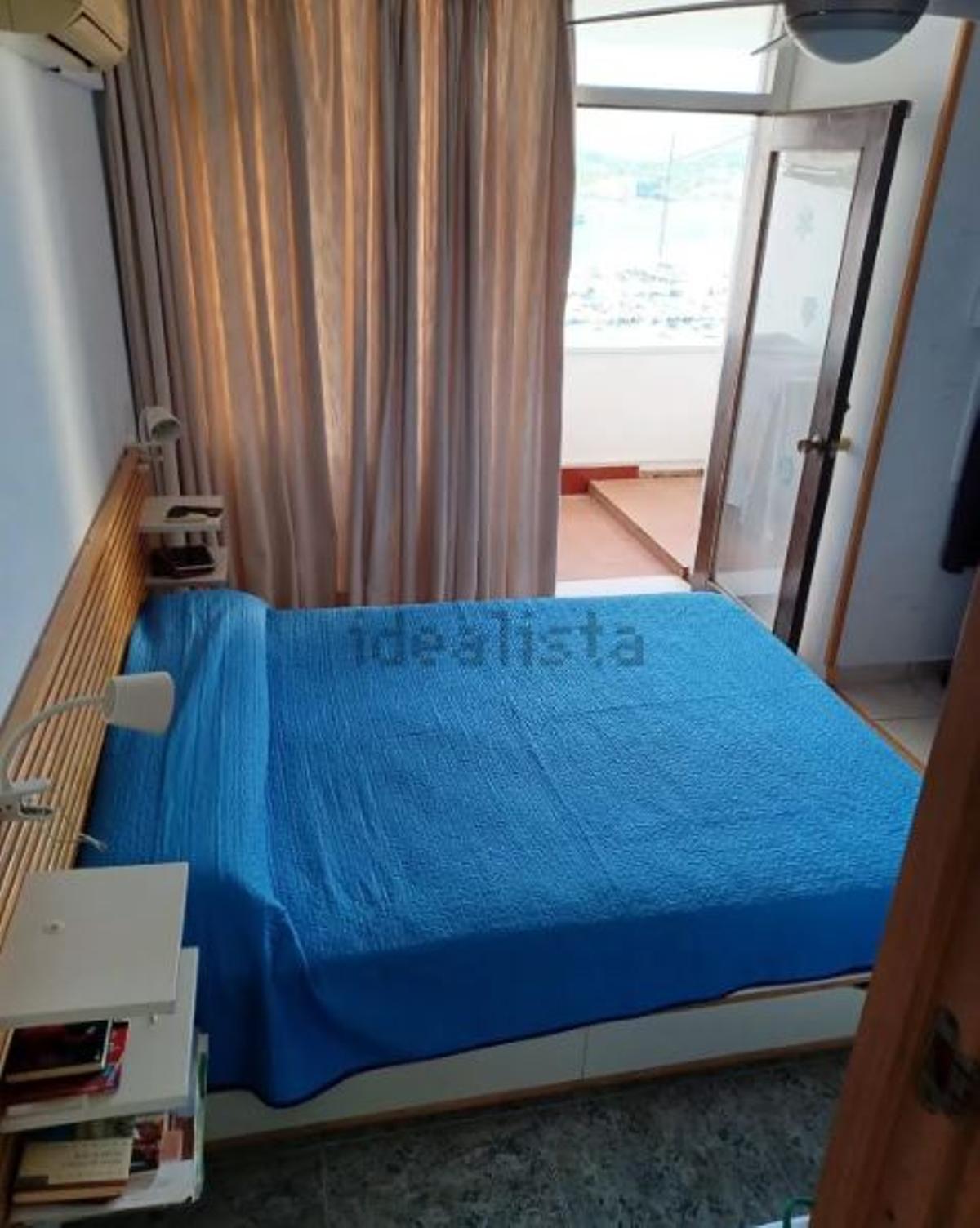 Uno de los dormitorios con balcón en Sant Antoni