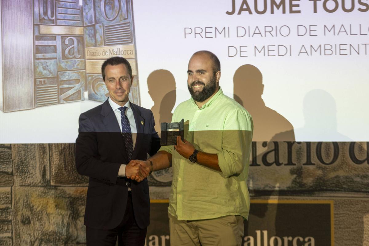 Jaume Tous Amengual, recibe el premi Diario de Mallorca de Sostenibilitat, entregado por Llorenç Galmés, presidente del Consell de Mallorca.