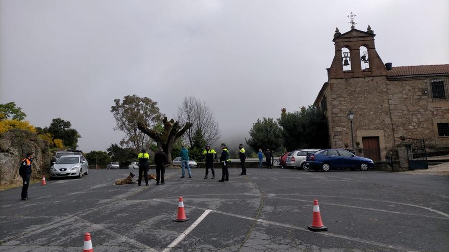 Policía Local y Protección Civil, en un control ante la ermita.