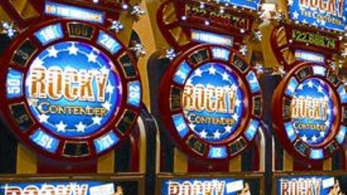 Un hombre juega con unas máquinas tragaperras en un casino de Las Vegas.