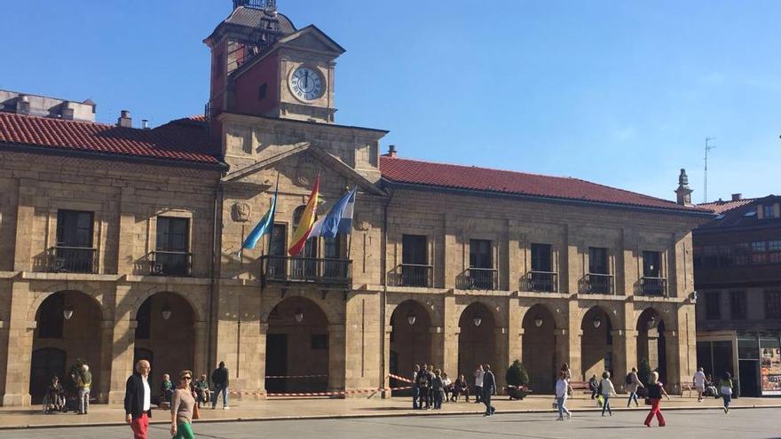 El nuevo reloj, en la torre del Ayuntamiento de Avilés