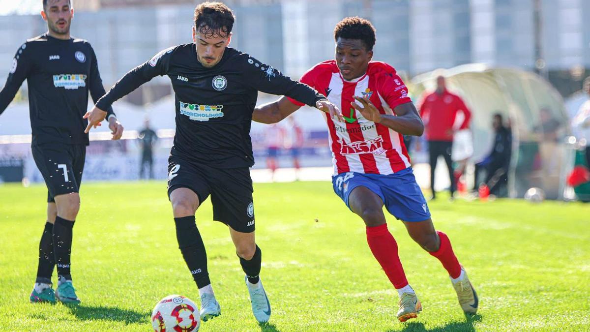 Edu López, en un partido entre Juventud Torremolinos y Don Benito.
