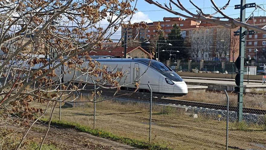 El tren Avril apartado en la estación de Zamora. En pruebas desde 2021, aún no ha superado los test de fiabilidad.