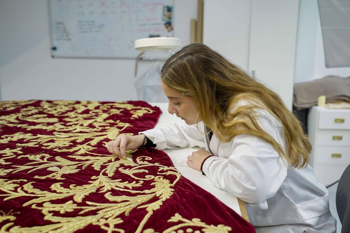 Taller de CYRTA, especialistas en la restauración de tejidos.