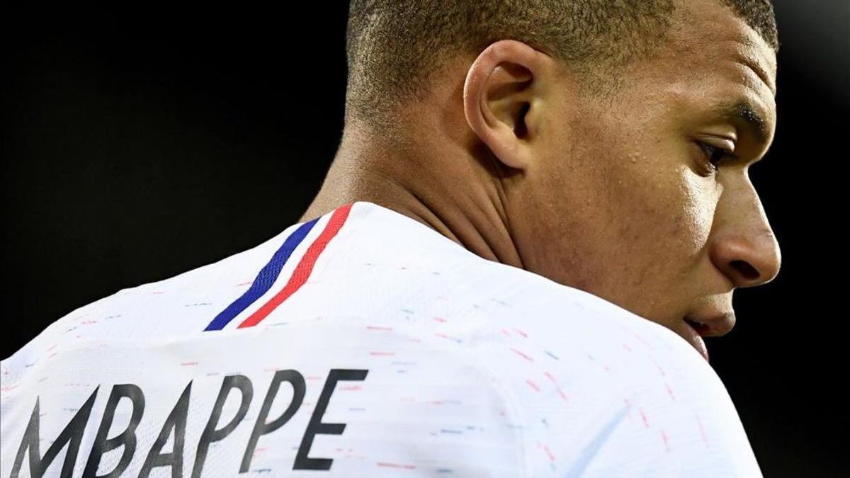 Mbappé durante un partido con la selección francesa