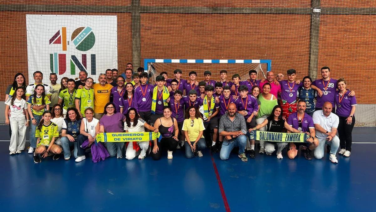 El 12 Frailes Balonmano Zamora posa junto a familiares y amigos como subcampeón regional.